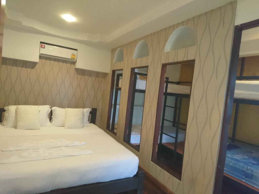 At Casa Guesthouse Amphawa Exterior photo