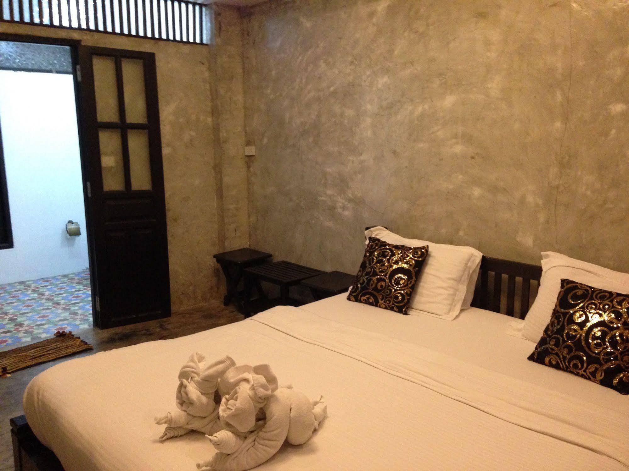 At Casa Guesthouse Amphawa Exterior photo