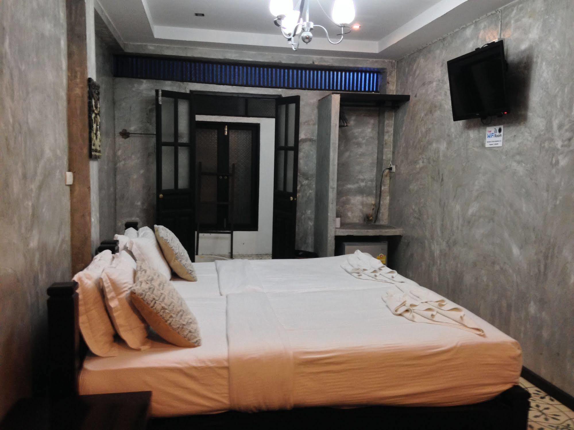 At Casa Guesthouse Amphawa Exterior photo
